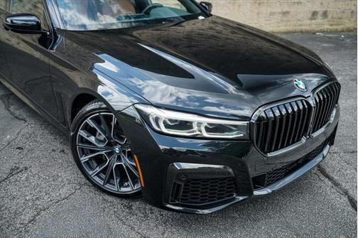 Black Sapphire Metallic 2022 BMW 740 i