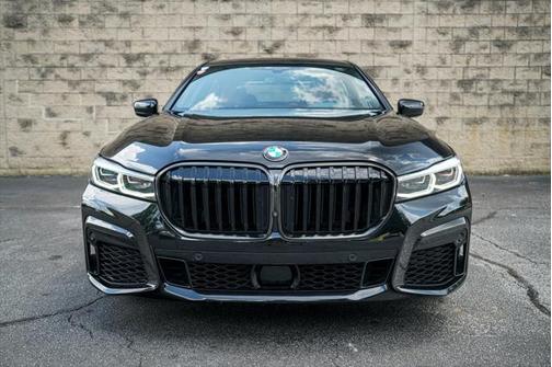 Black Sapphire Metallic 2022 BMW 740 i