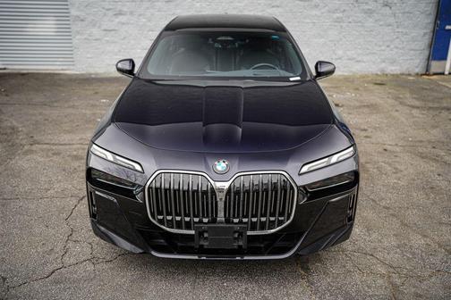 Carbon Black Metallic 2024 BMW 740 740i