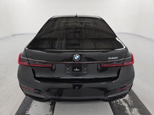 2022 BMW 740 i