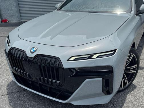 Brooklyn Grey Metallic 2023 BMW 740 i
