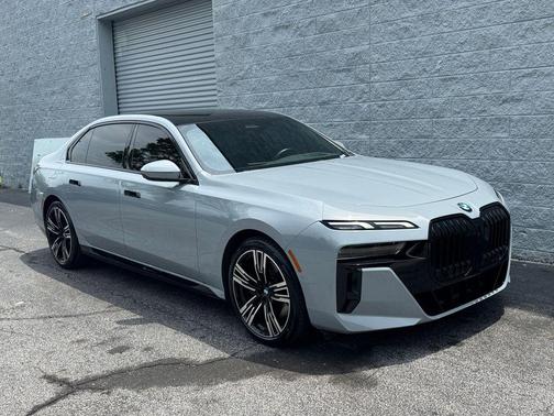Brooklyn Grey Metallic 2023 BMW 740 i