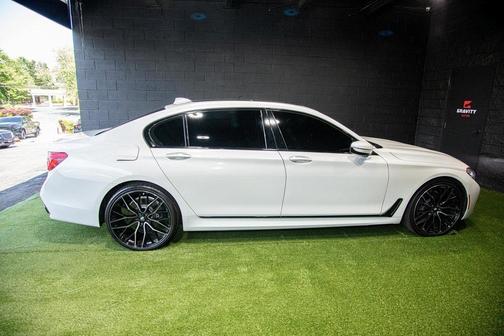 Photo 5 of 25 of 2016 BMW 740 i