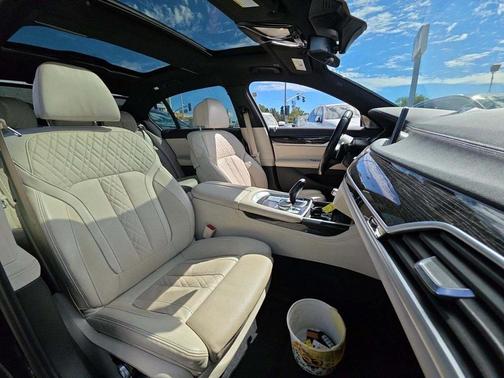 2022 BMW 740 i