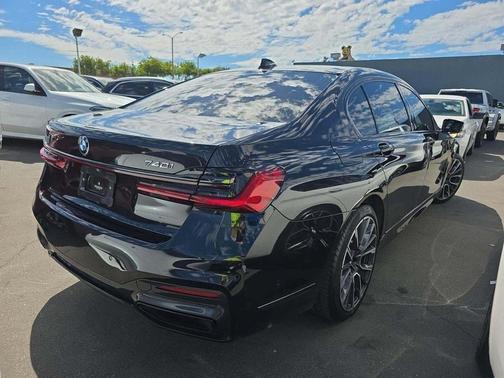 2022 BMW 740 i