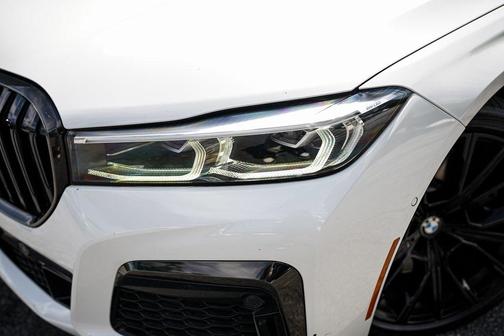 2022 BMW 740 i