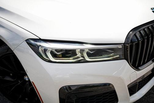 2022 BMW 740 i