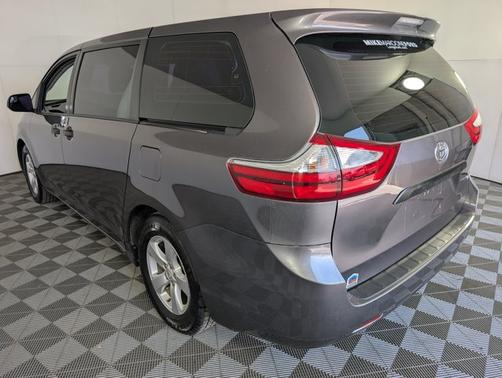 2016 Toyota Sienna L 7 PASSENGER