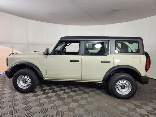 Desert Sand 2026 Ford Bronco Base