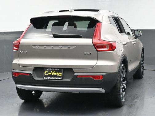 2024 Volvo XC40 B5 Plus Bright Theme