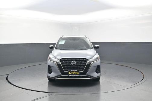 Gray/Super Black 2023 Nissan Kicks SR