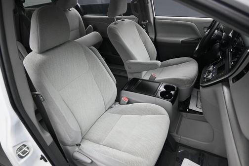 2019 Toyota Sienna LE