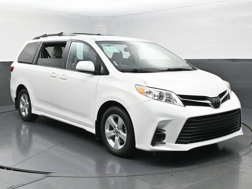2019 Toyota Sienna LE
