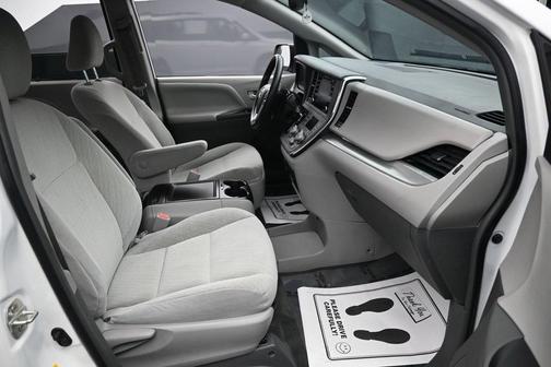 2019 Toyota Sienna LE