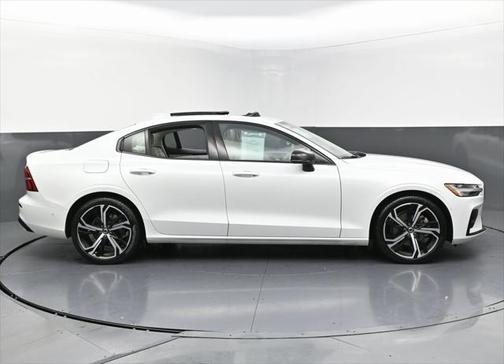 2023 Volvo S60 B5 Plus Dark Theme