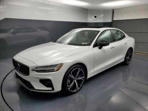 2023 Volvo S60 B5 Plus Dark Theme