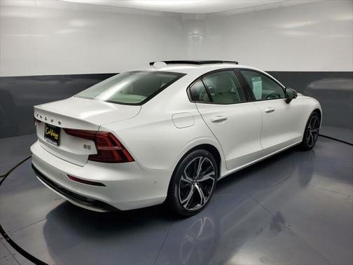 2023 Volvo S60 B5 Plus Dark Theme