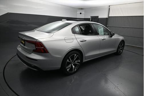 2024 Volvo S60 B5 Core Dark Theme