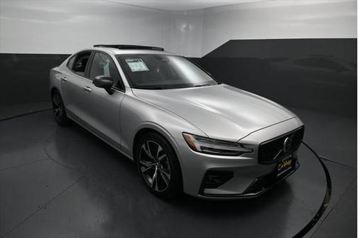 2024 Volvo S60 B5 Core Dark Theme