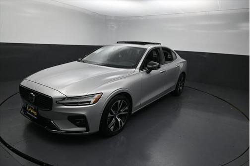 2024 Volvo S60 B5 Core Dark Theme
