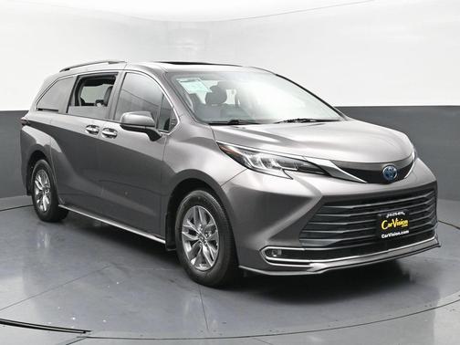 2022 Toyota Sienna XLE 8 Passenger