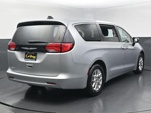 Silver Mist Clearcoat 2022 Chrysler Voyager LX
