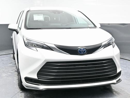 2024 Toyota Sienna LE