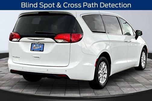 Bright White Clearcoat 2017 Chrysler Pacifica Touring