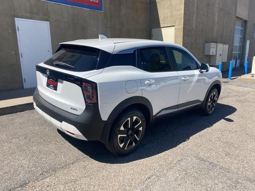 Aspen White Tri 2025 Nissan Kicks SV