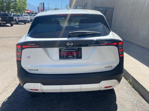 Aspen White Tri 2025 Nissan Kicks SV