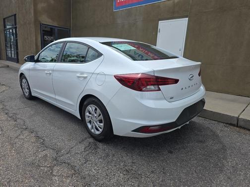 2019 Hyundai ELANTRA SE