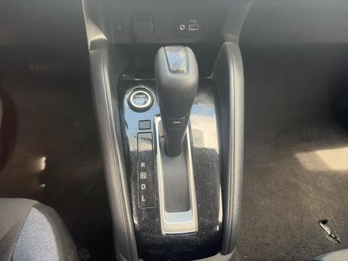 Aspen White 2024 Nissan Versa 1.6 SV