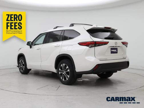 White 2021 Toyota Highlander XLE