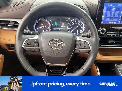 White 2022 Toyota Highlander Platinum