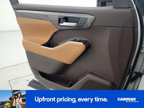 White 2022 Toyota Highlander Platinum