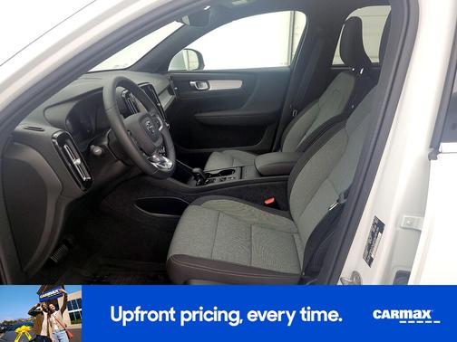 2024 Volvo XC40 B5 Core Dark Theme