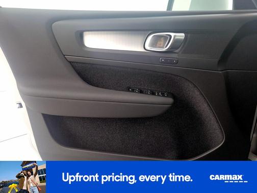 2024 Volvo XC40 B5 Core Dark Theme