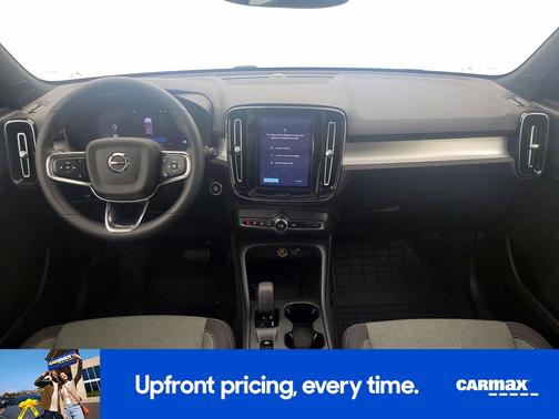 2024 Volvo XC40 B5 Core Dark Theme