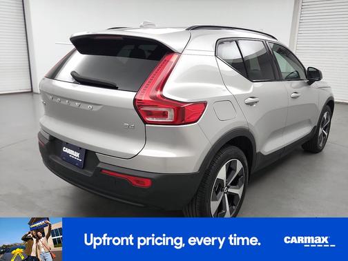 2023 Volvo XC40 B4 Ultimate Dark Theme