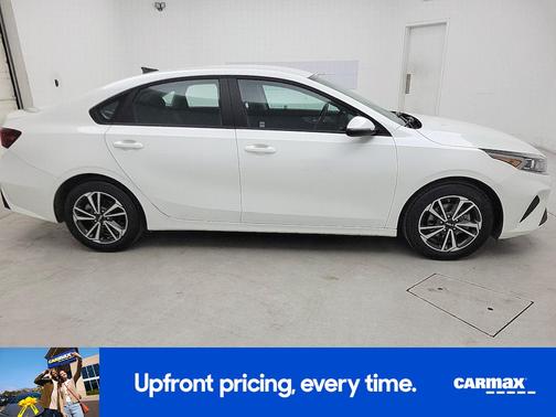 White 2024 Kia Forte LXS
