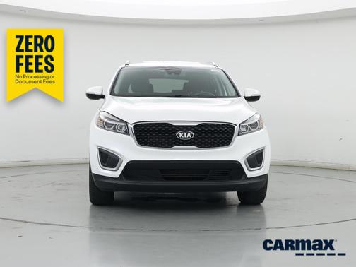 White 2017 Kia Sorento LX