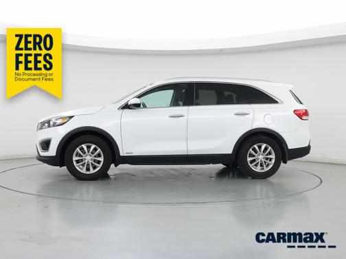 White 2017 Kia Sorento LX
