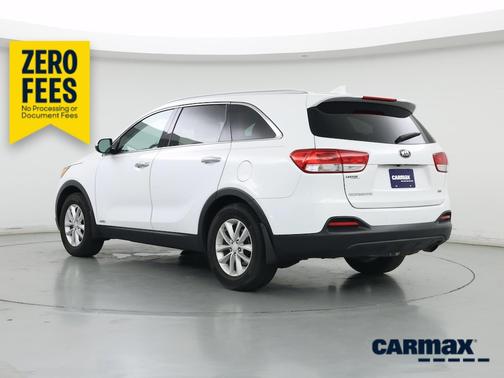 White 2017 Kia Sorento LX