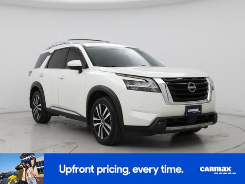White 2023 Nissan Pathfinder Platinum
