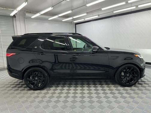 2023 Land Rover Discovery P300 S R-Dynamic