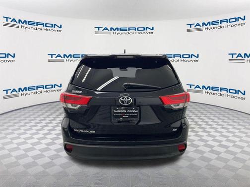 Midnight Black Metallic 2018 Toyota Highlander SE