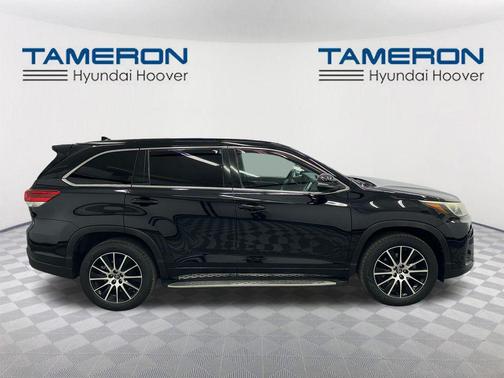 Midnight Black Metallic 2018 Toyota Highlander SE