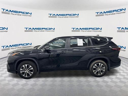 Midnight Black Metallic 2024 Toyota Highlander XLE