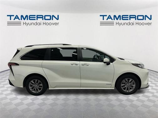 2021 Toyota Sienna XLE 8 Passenger