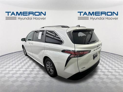2021 Toyota Sienna XLE 8 Passenger